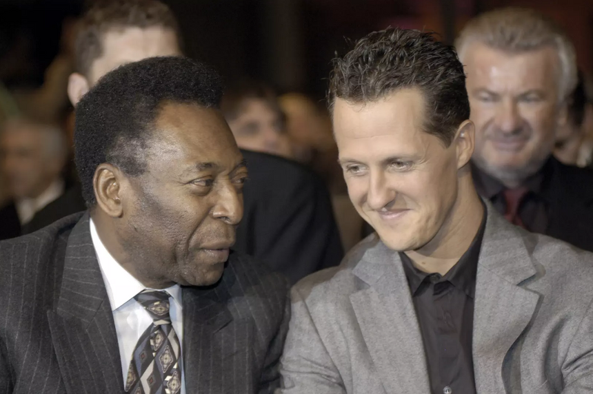 Тяжелобольной Михаэль Шумахер смог подписать шлем с помощью жены