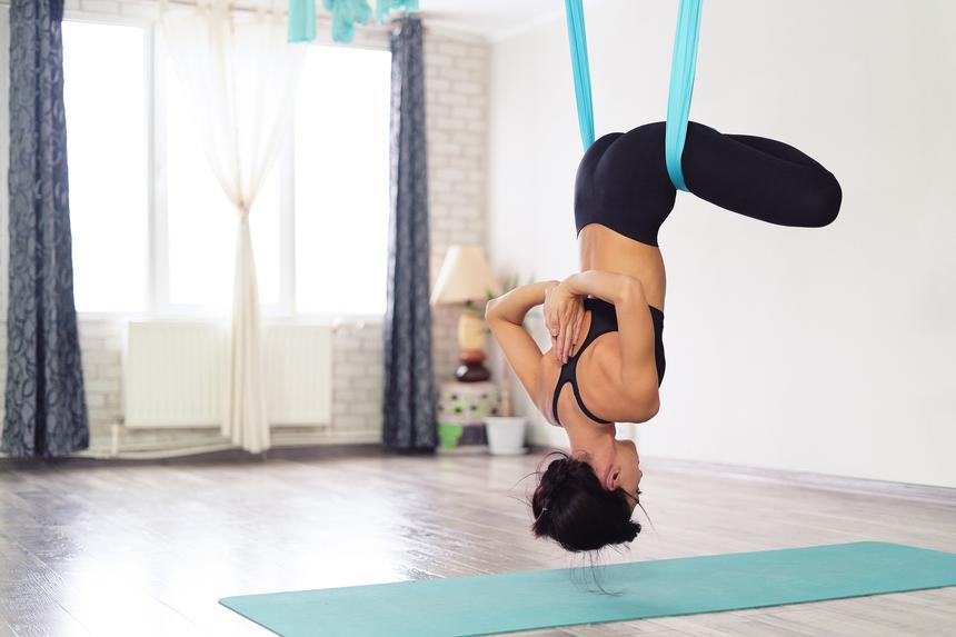 Медики с таким столкнулись впервые: россиянка застряла на семь часов в гамаке для аэройоги