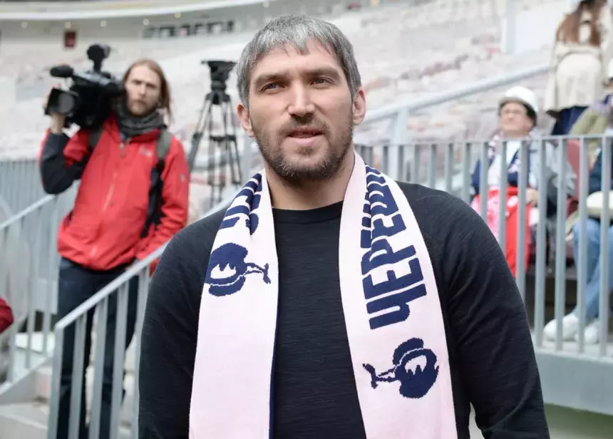 «Настоящий боец»: жена Овечкина рассказала, с какими трудностями он столкнулся на пути к рекорду