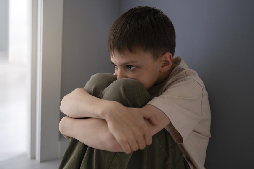 Отца поставили на учет за избиение сына: что известно семье, где мать зарубила детей топором