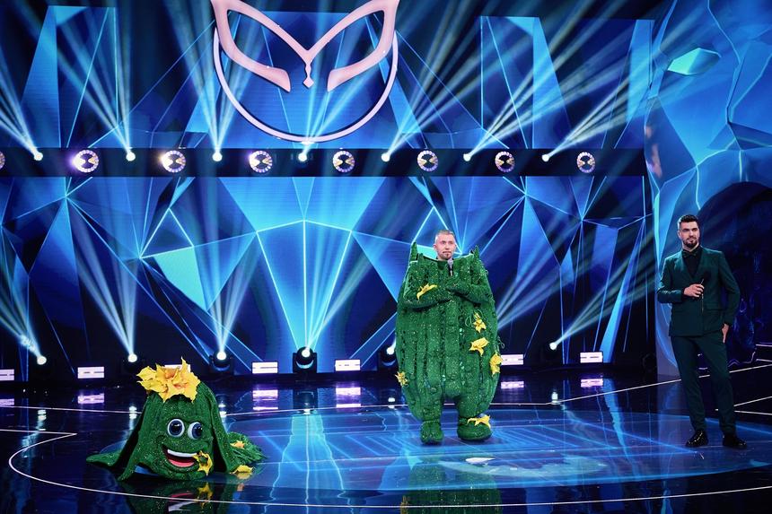 Певец Серега сообщил, что ему не хватало воздуха в костюме Огурца на шоу «Маска»