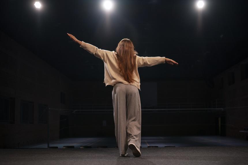 Пропавшую в Петербурге 29-летнюю актрису Стасю Кренц нашли живой