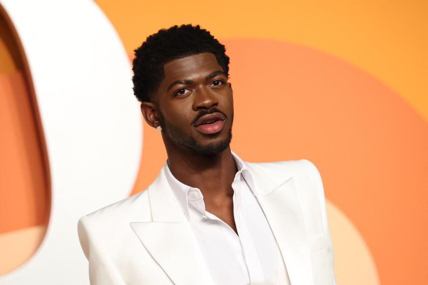 У 26-летнего рэпера Lil Nas X парализовало половину лица