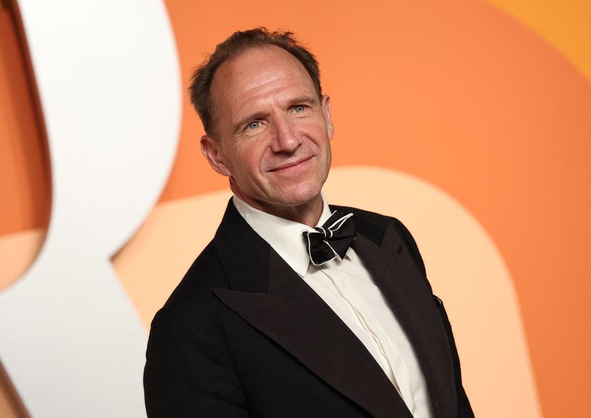 62-летний актер Рэйф Файнс показал подтянутое телосложение для съемок в фильме