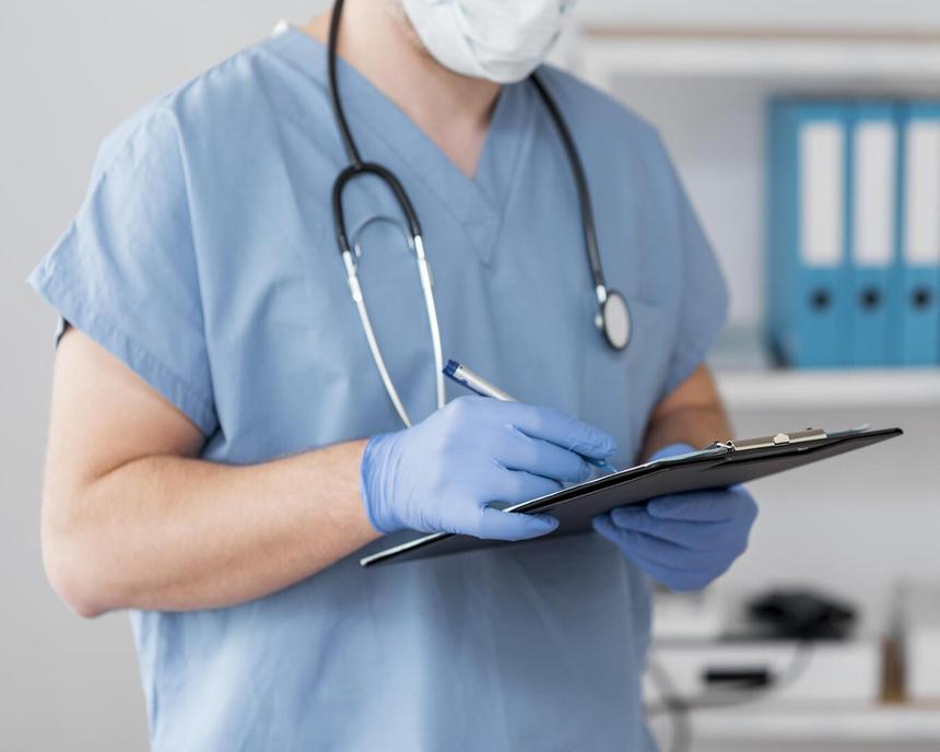 Врач-эндоскопист Ким объяснил, как понять, что ребенок проглотил инородное тело