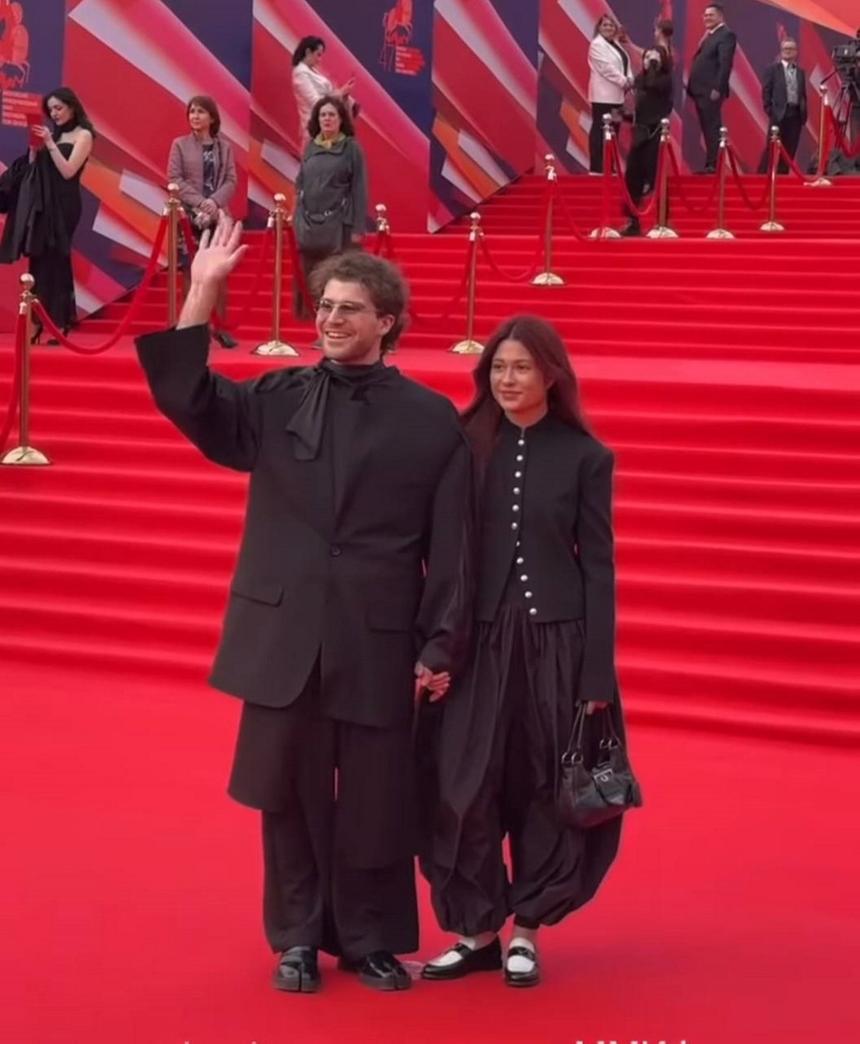 Сын Тины Канделаки вышел в свет с возлюбленной, которую называют копией его мамы