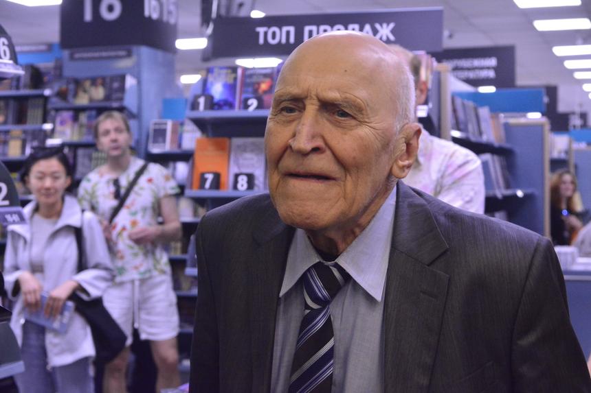 Николай Дроздов вспомнил, как ему пришлось бежать от ревнивого бегемота