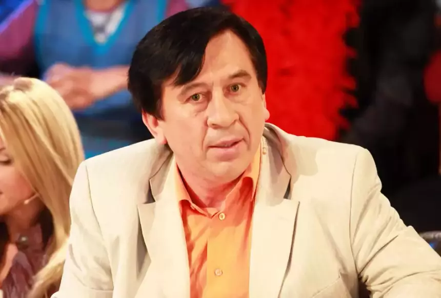 Жаловался на боли в сердце, спине и шее: сыгравшему Леню Голубкова актеру потребовалась помощь врачей