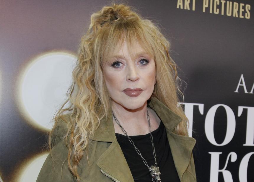 Стилист Голубева оценила образ Аллы Пугачевой с цветными колготками