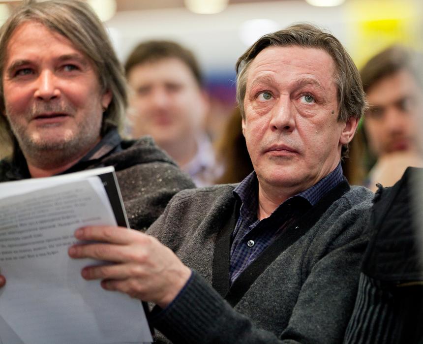 «Он переживает из-за этого»: Михаил Ефремов боится выходить на улицу после УДО