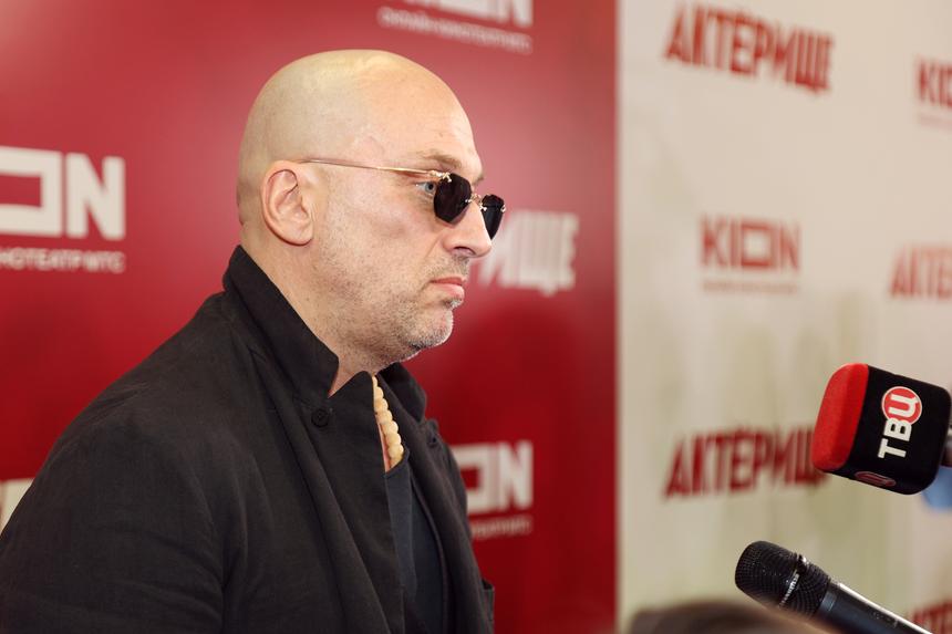 «В кадре пытаюсь хромоту прибрать»: Дмитрий Нагиев получил травму ноги