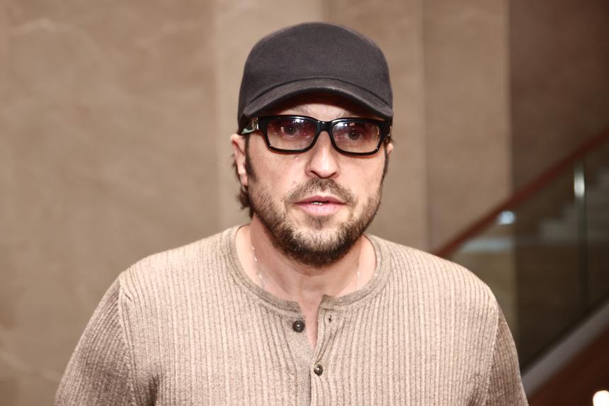 «Подойти, втащить?»: Александр Ревва рассказал о реакции на поцелуй Баскова с его женой