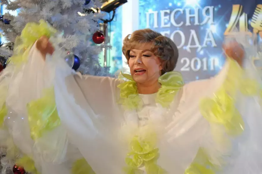 У 87-летней певицы Эдиты Пьехи обнаружили признаки деменции и гипертонию