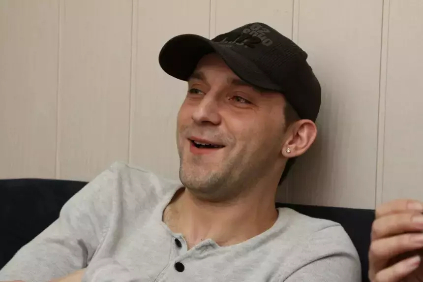 Лишенный гражданства РФ Дмитрий Романов прописан в квартире Руслана Белого*