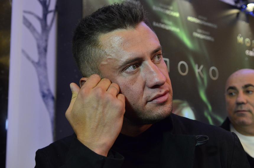 Боец СВО поднялся на сцену после спектакля с участием Павла Прилучного в Москве