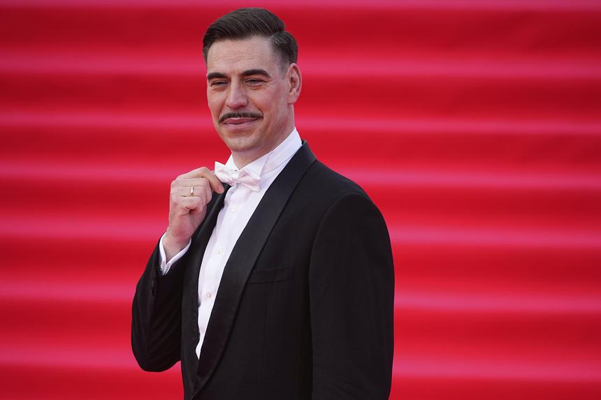 «Тот, кто их носит, — сердцеед»: профессор моды оценила стилевой эксперимент Дюжева с усами