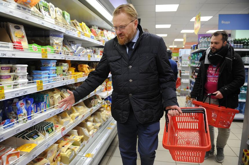 Мужчина напал на депутата Госдумы Виталия Милонова на рынке