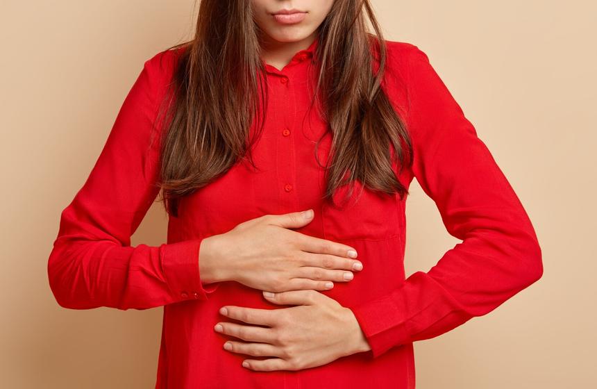 Очень похожа на безобидное растение: девушка перепутала черемшу с чемерицей и умерла от отравления