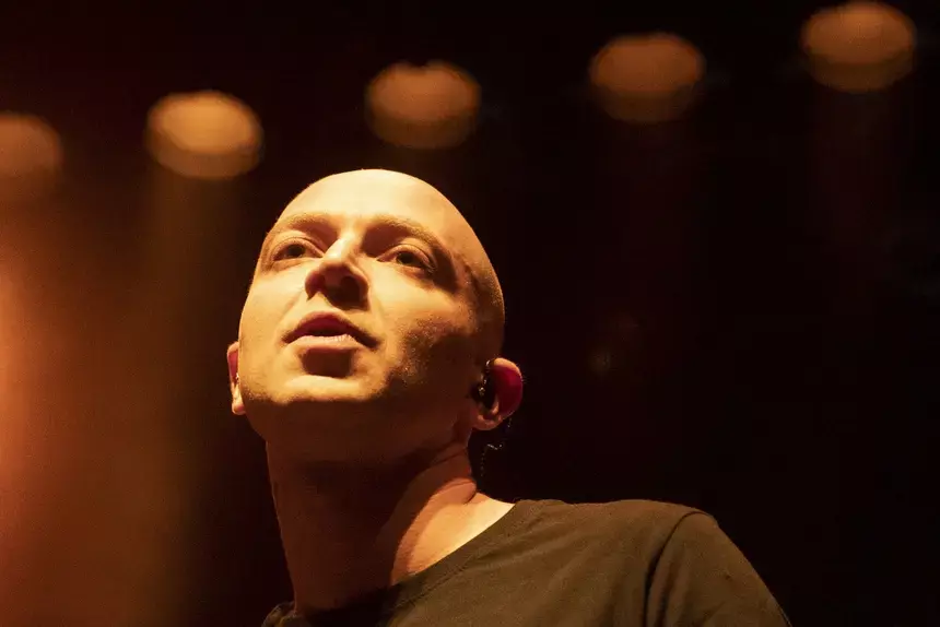 В Петербурге расследуют дело о поджоге двери рэпера Оксимирона*