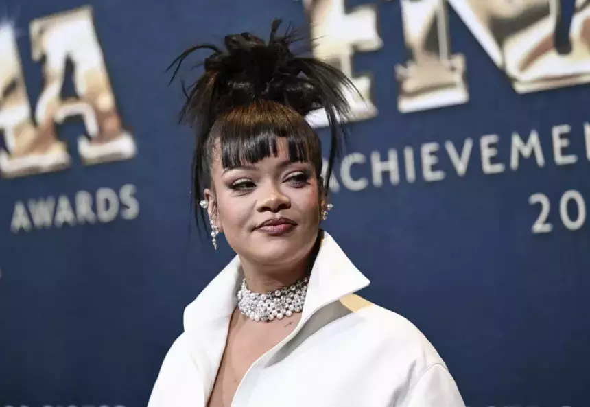 37-летняя певица Рианна перестала скрывать третью беременность на Met Gala