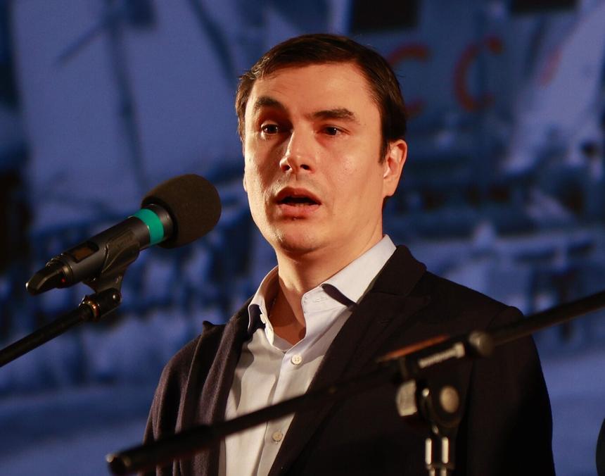 Не мог сдержать слез и сразу подойти к гробу: ведущий Шаргунов хоронит 19-летнего сына, погибшего в ДТП