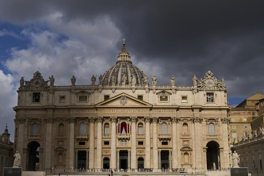 Избран новый Папа Римский, из трубы Сикстинской капеллы идет белый дым