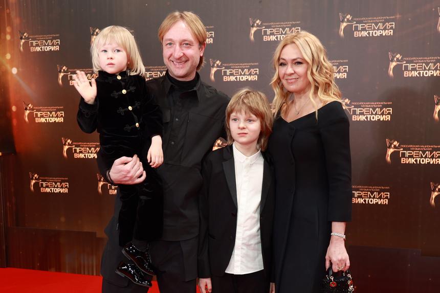 Яна Рудковская резко ответила на обвинения в том, что заставляет сына заниматься фигурным катанием