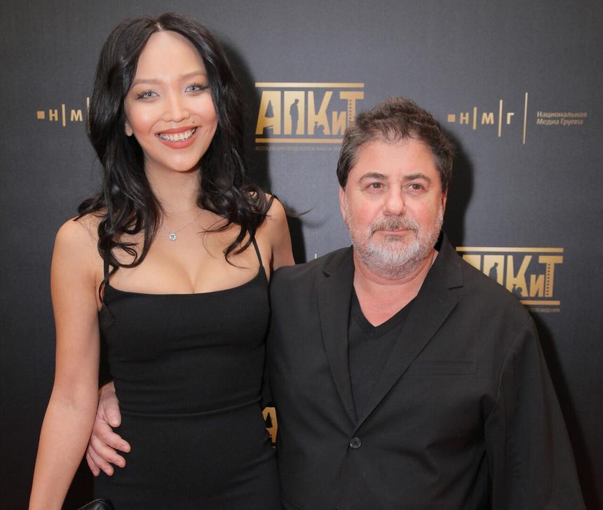 Продюсер Александр Цекало и его жена Дарина Эрвин прилетели в Россию на премию