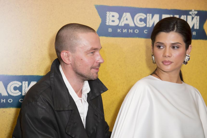 Актер Александр Петров вышел в свет с женой впервые после рождения сына в апреле