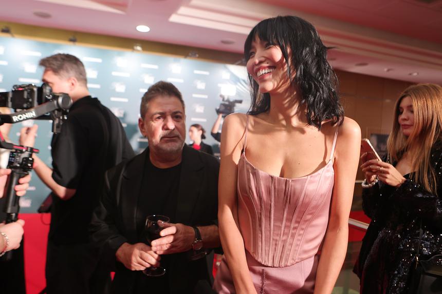 Вернувшиеся в РФ Цекало и Эрвин вышли в свет и общались с гостями на английском