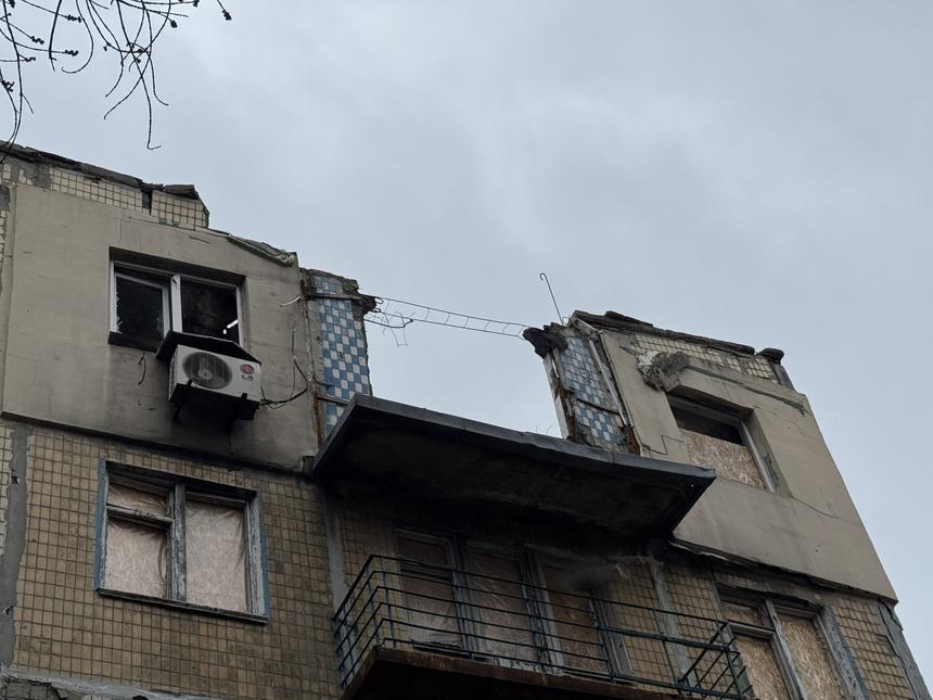 «Будет еще один обвал»: в ДНР люди живут в разрушающемся после падения снаряда доме, который не признают аварийным