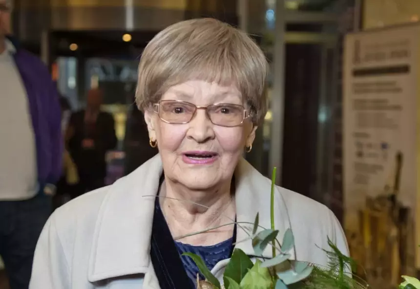 Что-то шептала покойной бабушке: внучка Нины Гребешковой долго стояла, склонившись над открытым гробом