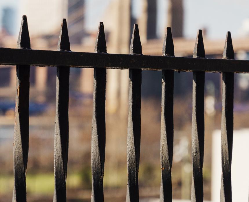 Забралась на крышу и упала: в деле о гибели девушки на заборе появился свидетель