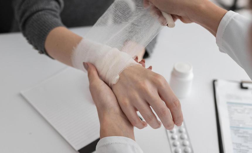 Депутат Горячева взяла на контроль дело москвички, которой бывший сломал кисть