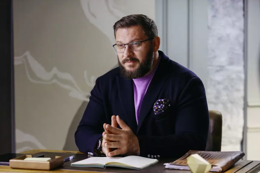 «Никогда не торговал абстракциями»: психолог с миллионной аудиторией Марк Бартон рассказал о работе и секрете отношений