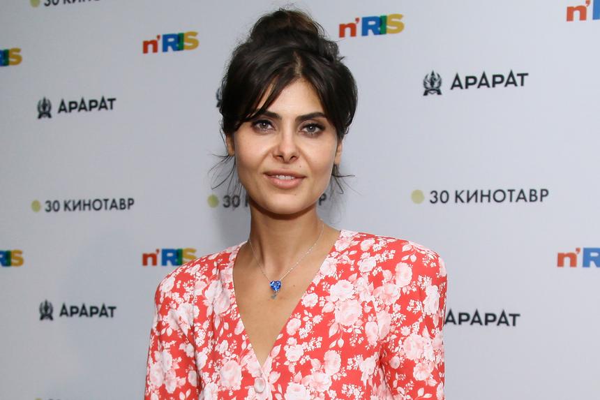 Надежду Оболенцеву заподозрили во второй беременности после рождения первенца