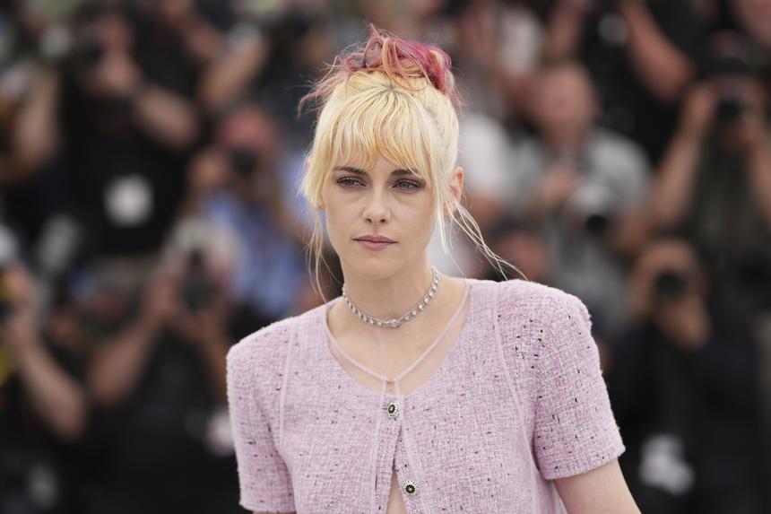 Актриса Кристен Стюарт появилась в Каннах в образе Барби с мешками под глазами