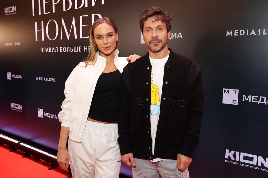 Актер Павел Деревянко сделал предложение возлюбленной на поле стадиона «Динамо»