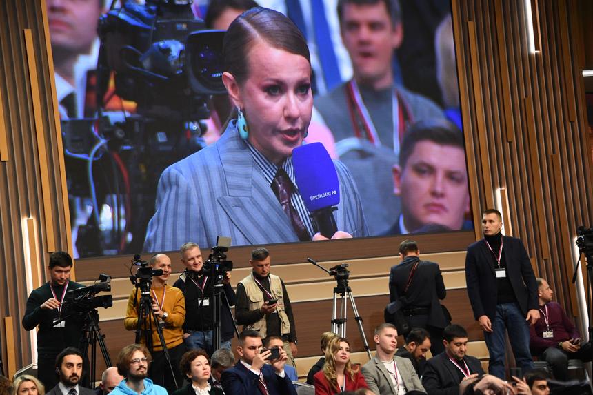 «Манифест современной power woman»: что хотела сказать Ксения Собчак модным образом с остроносыми туфлями