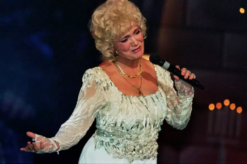 У гроба стояли сестры и дочь: Екатерина Шаврина не пришла на похороны наркозависимого сына