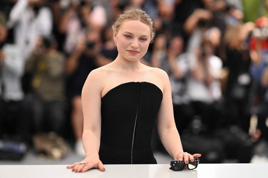 Точная копия: дочь Кейт Уинслет дебютировала в Каннах, повторив культовый образ мамы