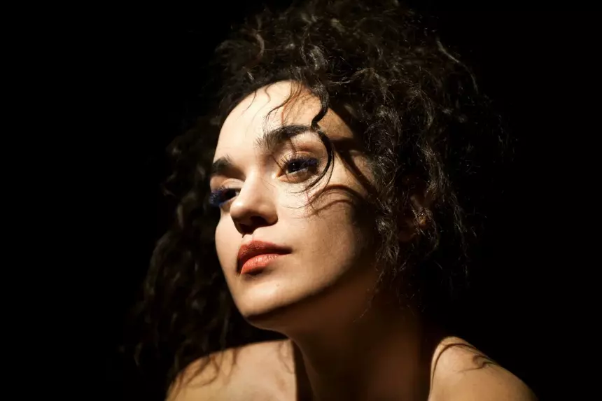 «Бросать в начале пути — глупость»: певица Зоя рассказала о трудностях покорения Москвы и работе со Шнуровым