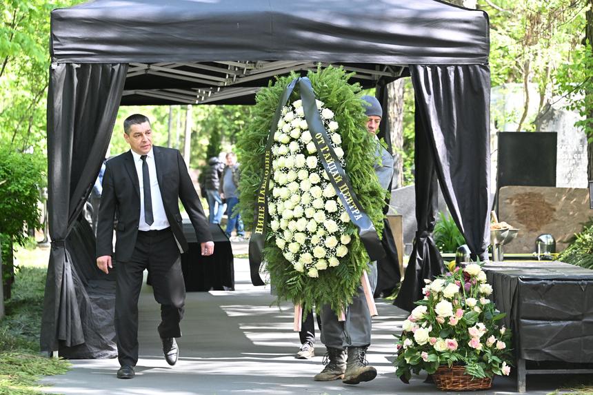 Ухоженный участок со свежими цветами: как выглядит могила Леонида Гайдая и Нины Гребешковой