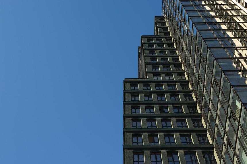 Оперся на москитную сетку, пока отец спал: в Екатеринбурге малыш выжил после падения с восьмого этажа