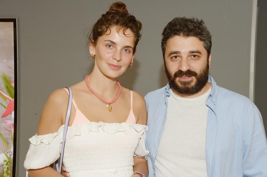 Двухлетняя дочь Андреасяна и Моряк появилась на прогулке с сумкой за 200 тысяч