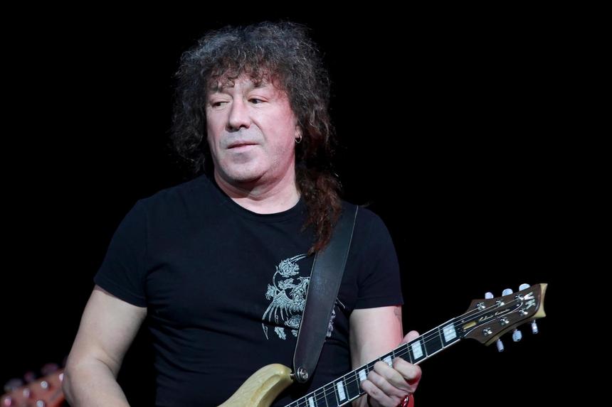 «За рулем должен быть кто-то один»: Кузьмин ответил, почему не поет с молодыми и не появляется на ТВ