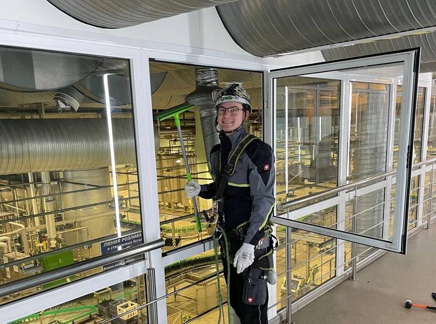 «Для старта потребуется минимум 100 тысяч»: промышленный альпинист Руслан Хапистов раскрыл тонкости профессии