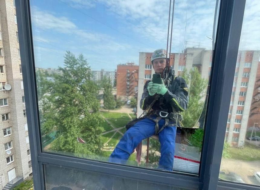 Сделал не ту квартиру, подарил цветы чужой жене: забавные и нелепые истории от промышленного альпиниста