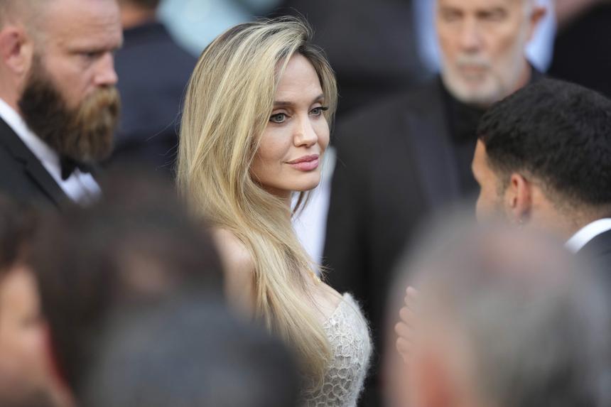 Анджелина Джоли поссорилась с охранником в Каннах