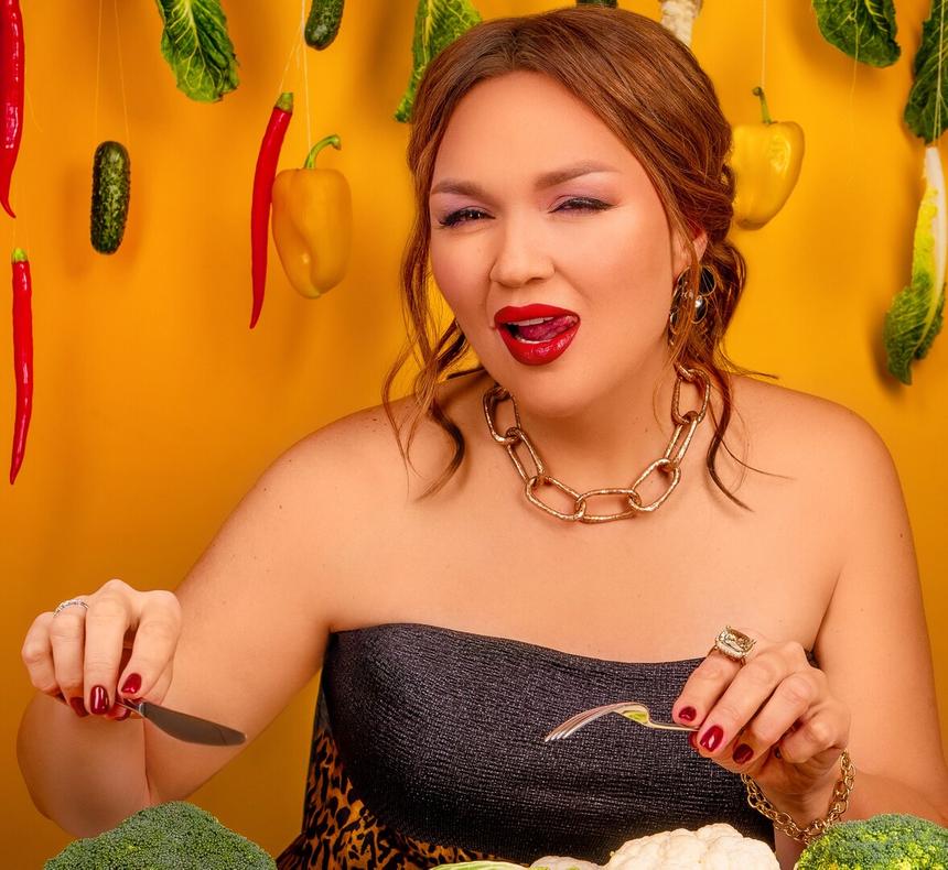 «Приходилось уворачиваться от тарелок»: Ангарская рассказала о работе в ресторане